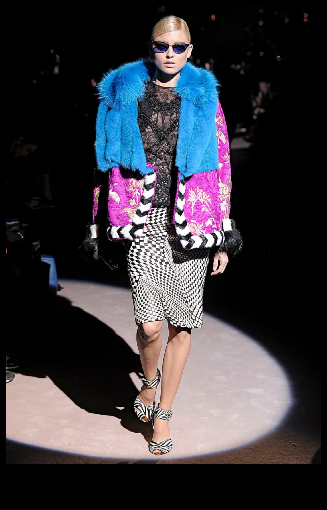 Global Glam: Cultural Fusion tērpu idejas pasaulīgam drēbju skapim