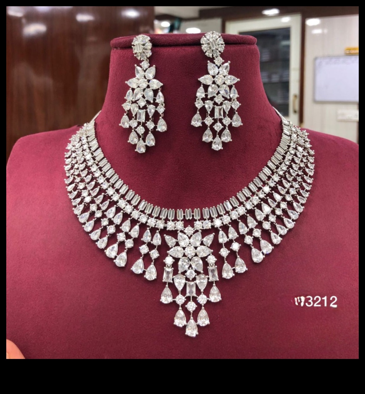 Mūžīga elegance: mūžīgs krāšņums katrā mūsu auskaru pārī