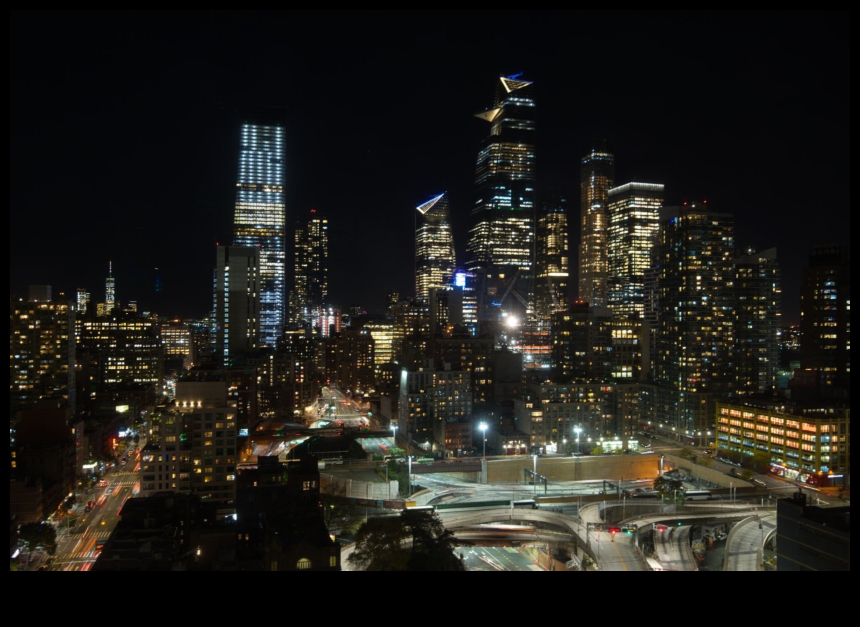 Izgaismotas pilsētas ainavas: Arhitektūras fotogrāfijas mākslas apguve