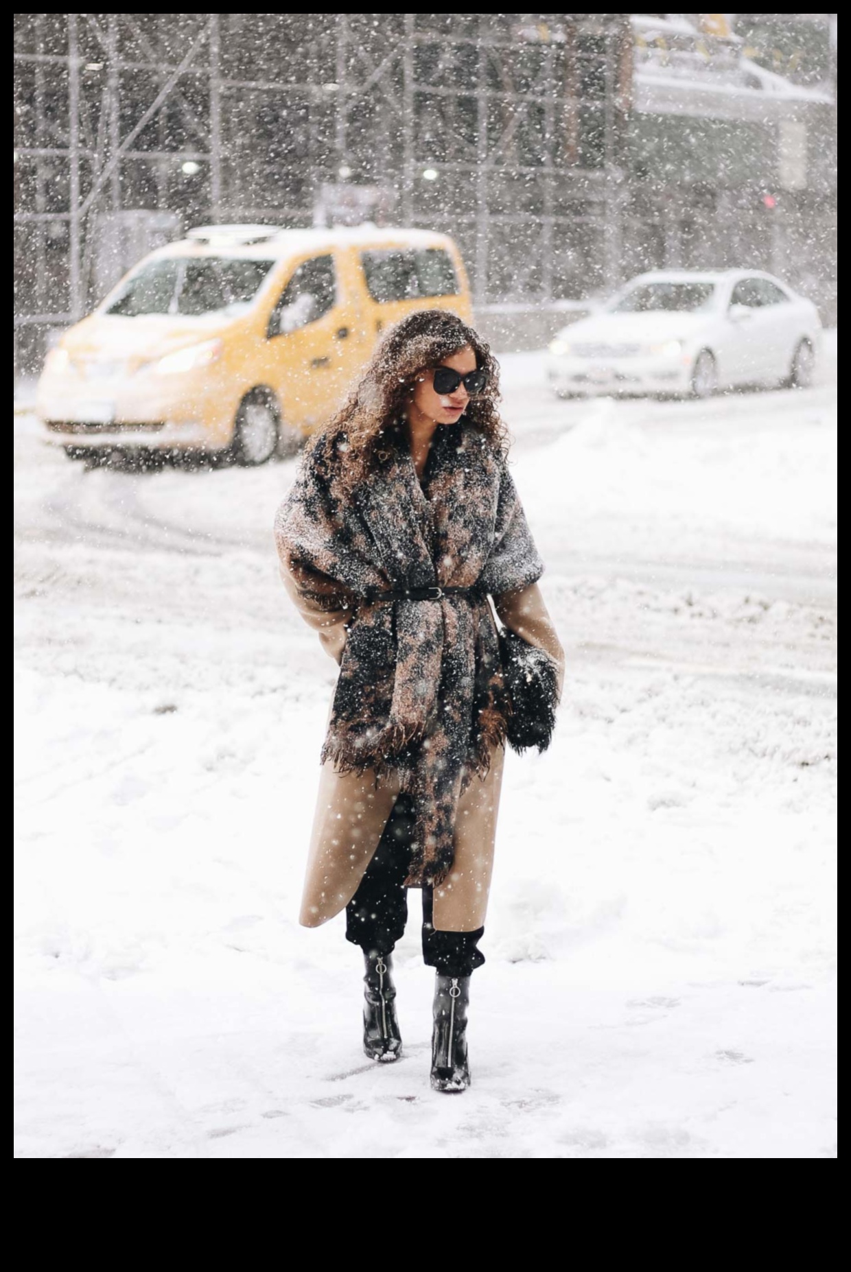 Sniega sajūta: eleganti ziemas tērpi salnām dienām