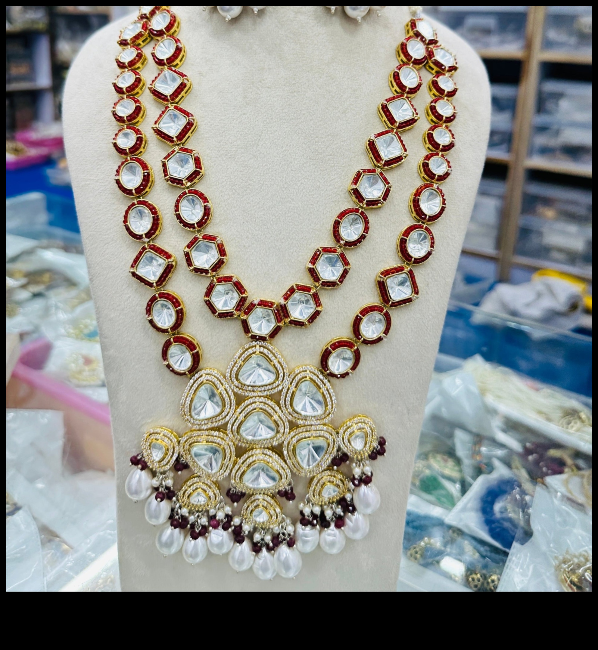 Regal Radiance: apskāviens majestātisko skaistumu ar mūsu karaliskās kaklarotas stilus