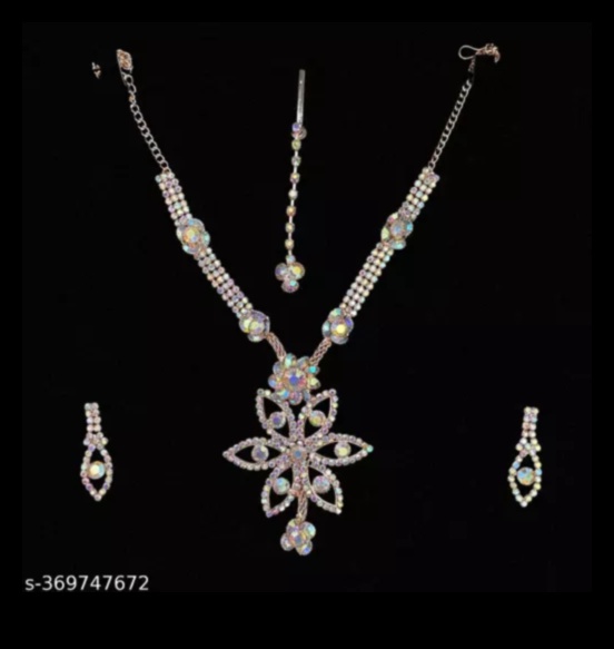 Regal Radiance: apskāviens majestātisko skaistumu ar mūsu karaliskās kaklarotas stilus