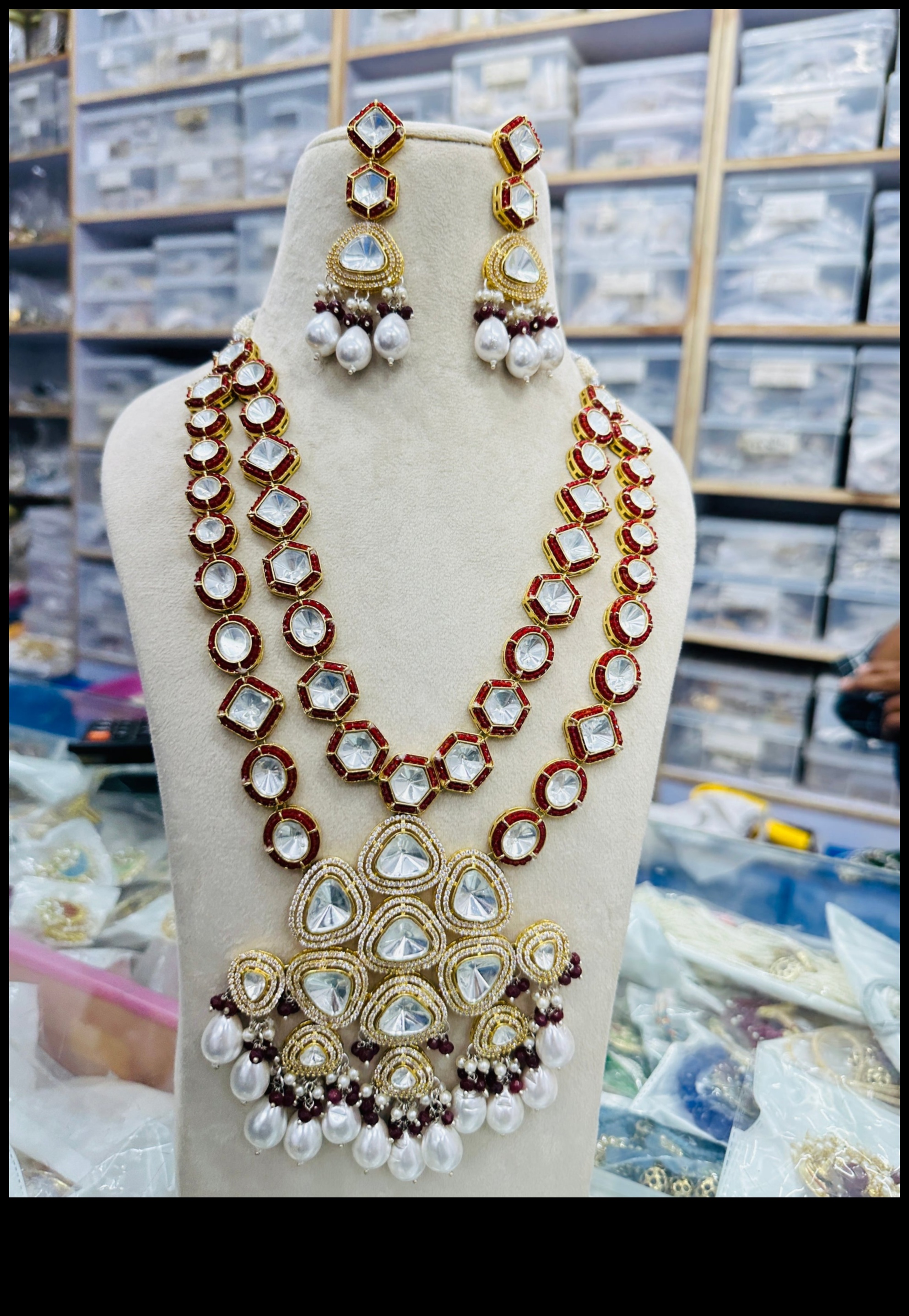 Regal Radiance: apskāviens majestātisko skaistumu ar mūsu karaliskās kaklarotas stilus