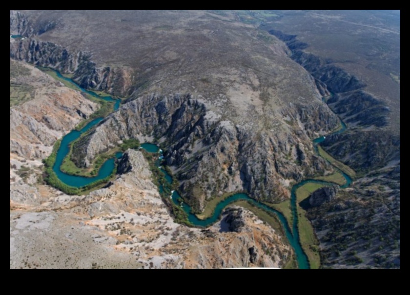 Plūstoša elegance: upes un straumes uzmanības centrā