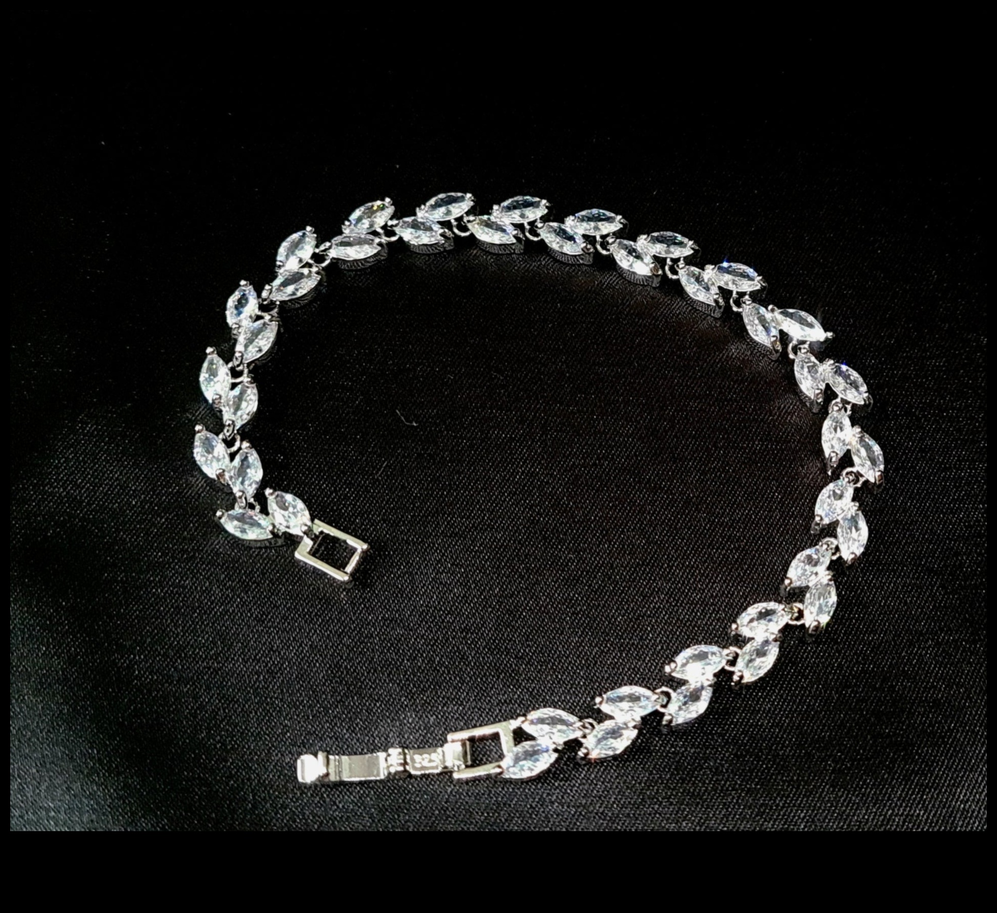 Izstaro pārliecību: rokassprādzes, kas liek pievērst uzmanību