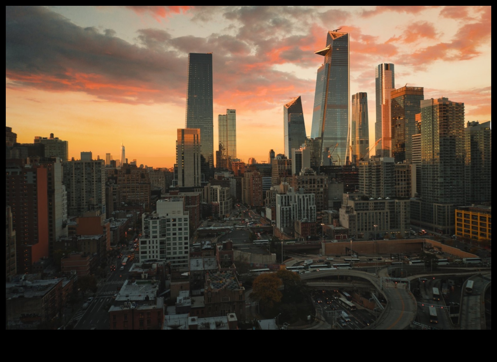 Pilsētas ainavas apgaismotas: arhitektūras fotogrāfija tās virsotnē