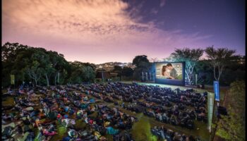 Kā ainavas iedvesmo un ietekmē brīvdabas filmu seansu noformējumu?