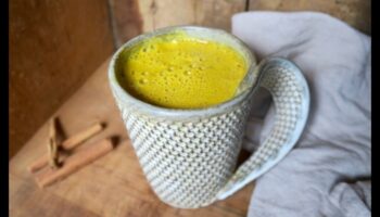 Rīta stimuls: sāciet savu dienu ar kurkumas dzērienu burvību