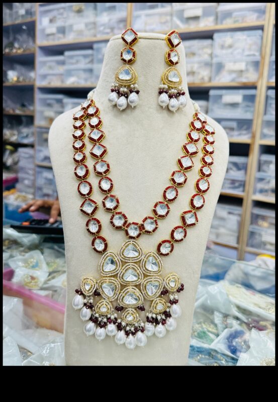 Regal Radiance: apskāviens majestātisko skaistumu ar mūsu karaliskās kaklarotas stilus