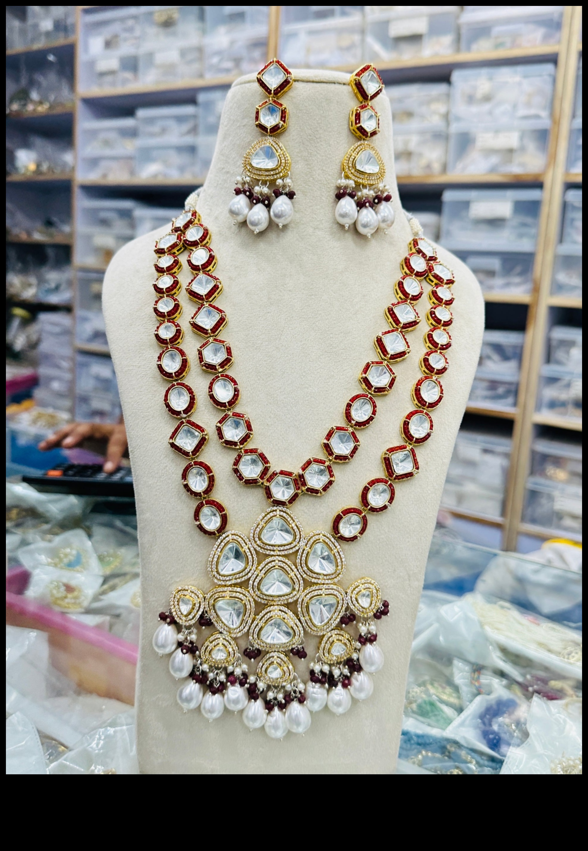 Regal Radiance: apskāviens majestātisko skaistumu ar mūsu karaliskās kaklarotas stilus