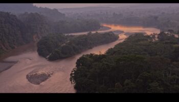 Plūstoša elegance: upes un straumes uzmanības centrā