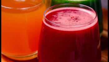 Sip and Glow: augļu smūtiji mirdzošai ādai un matiem